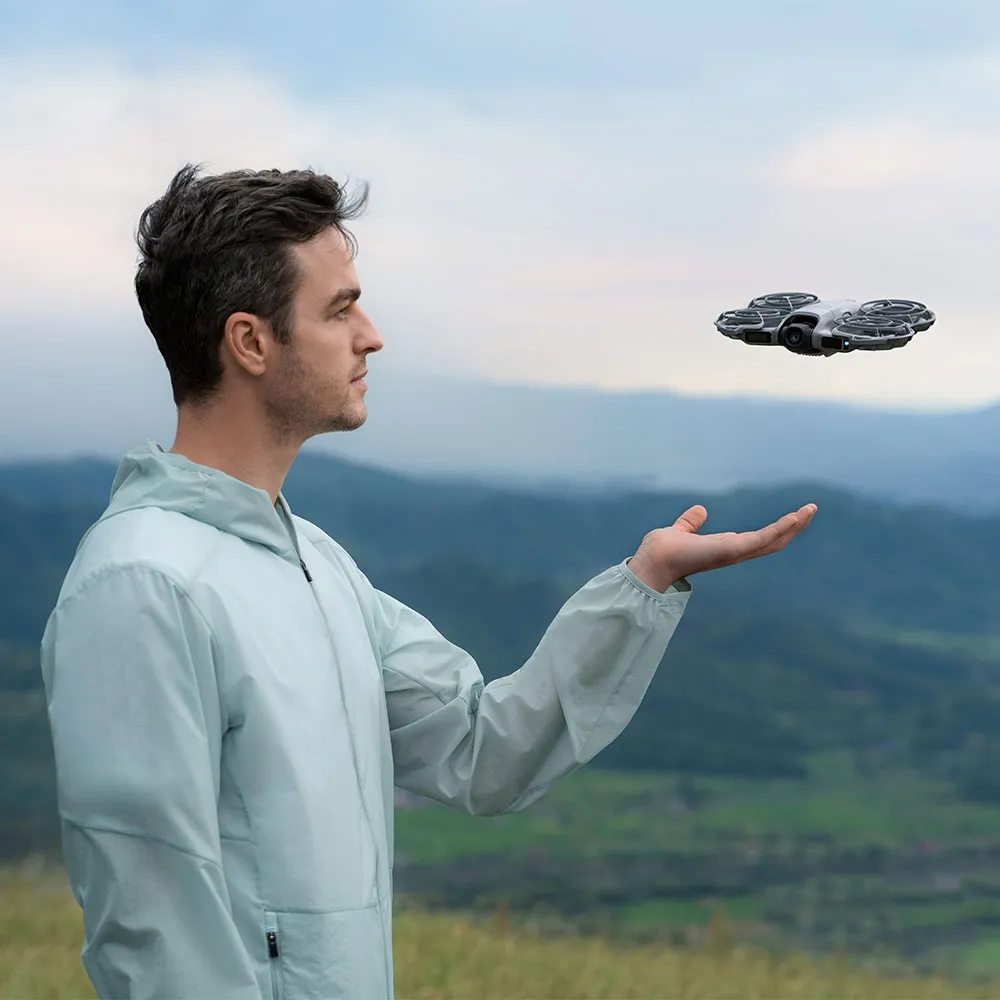 DJI Neo 2 em voo com câmera estabilizada